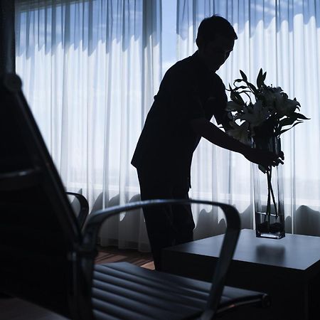 Hotel Pullman Kuching Extérieur photo A chambermaid at work