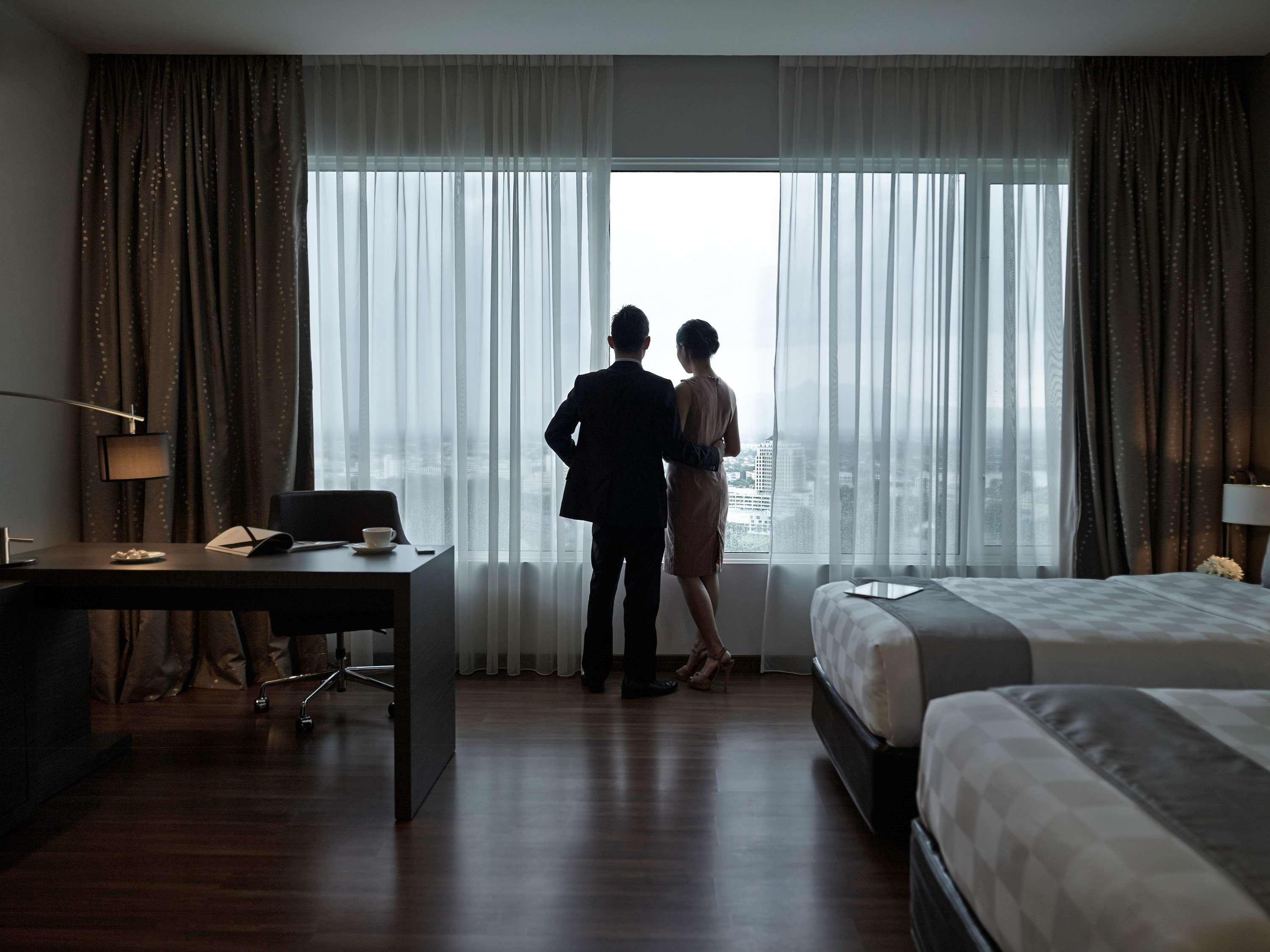 Hotel Pullman Kuching Extérieur photo A hotel room