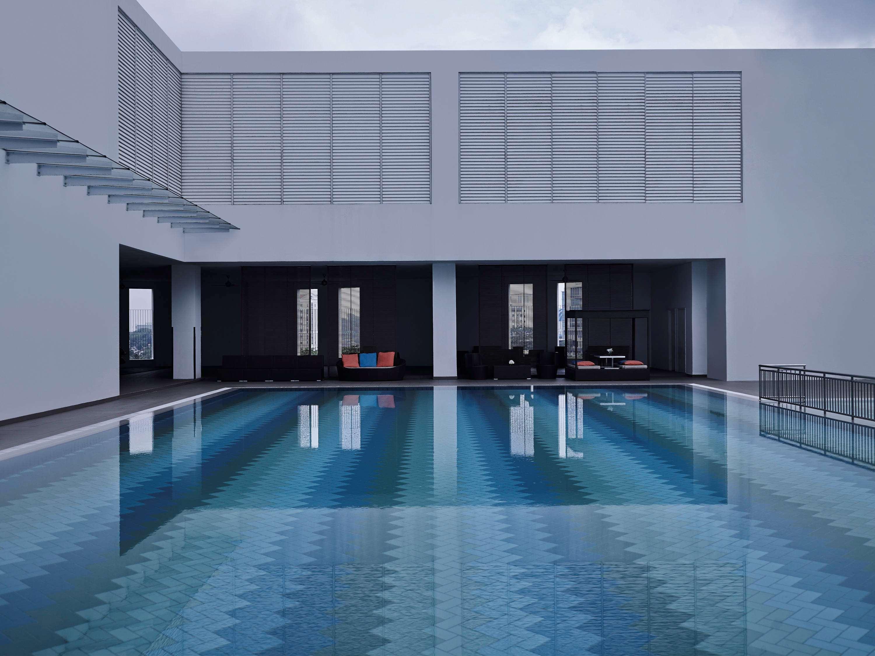 Hotel Pullman Kuching Extérieur photo The swimming pool
