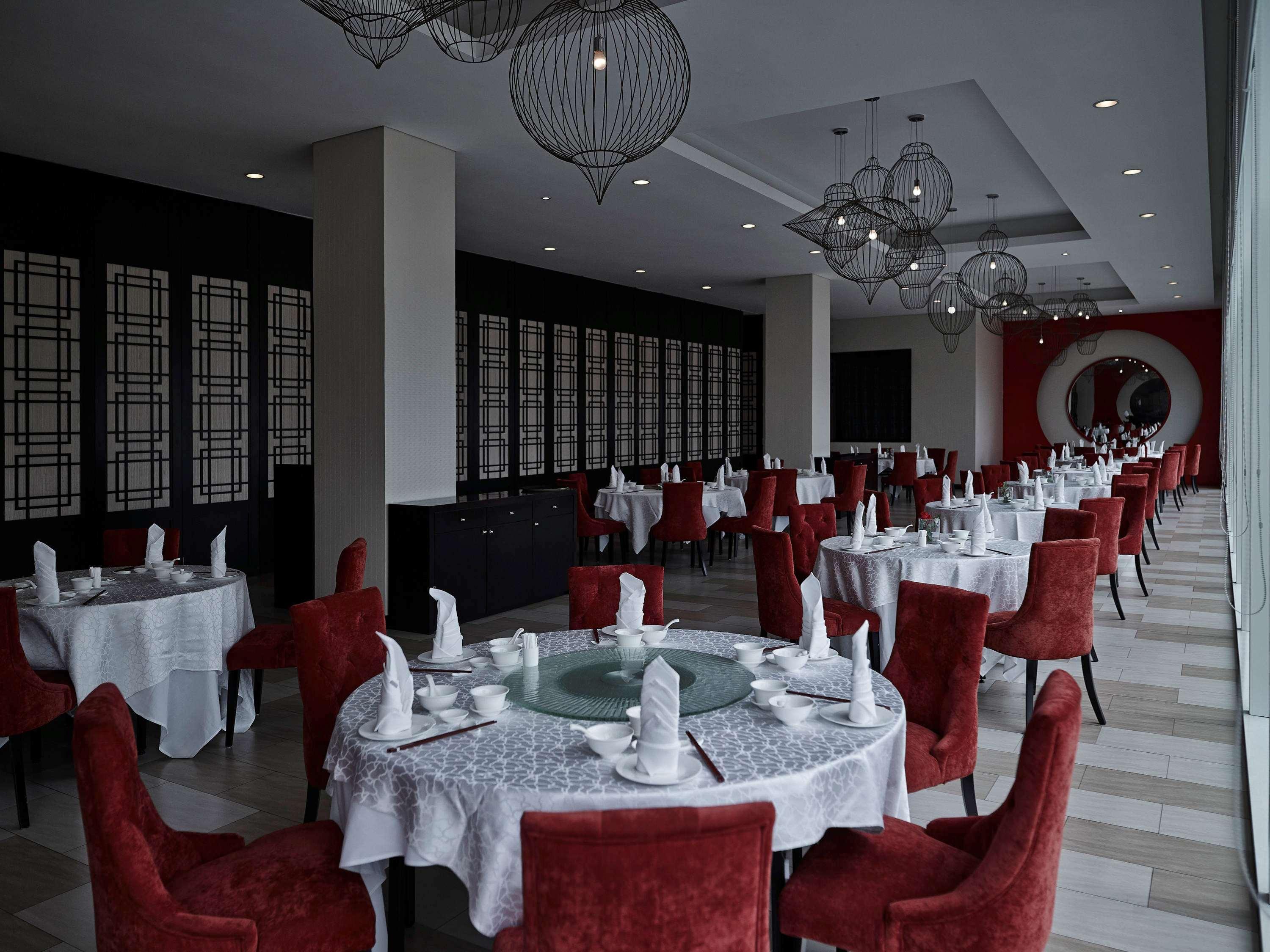 Hotel Pullman Kuching Extérieur photo Interior of the restaurant