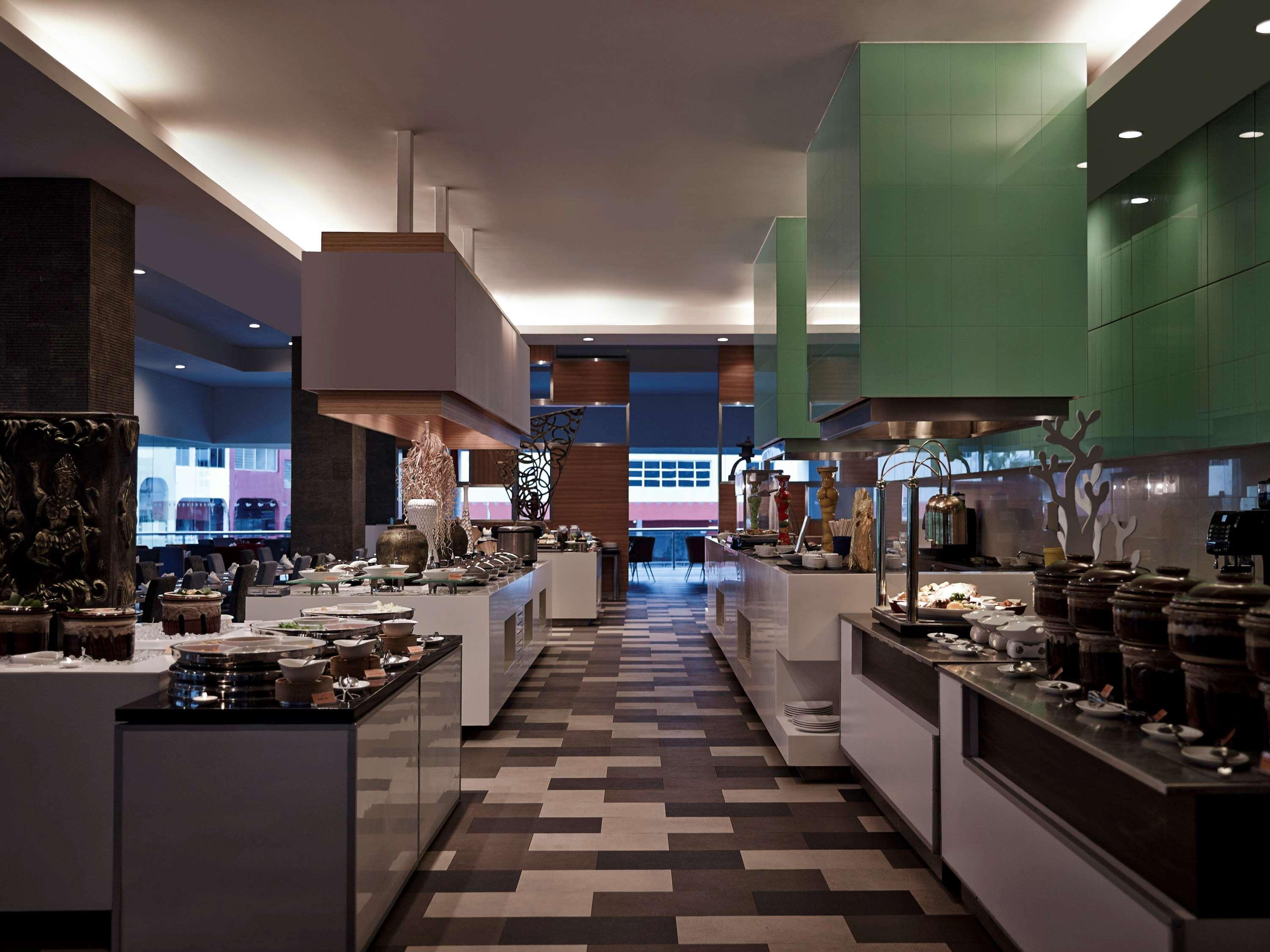 Hotel Pullman Kuching Extérieur photo The buffet at the hotel