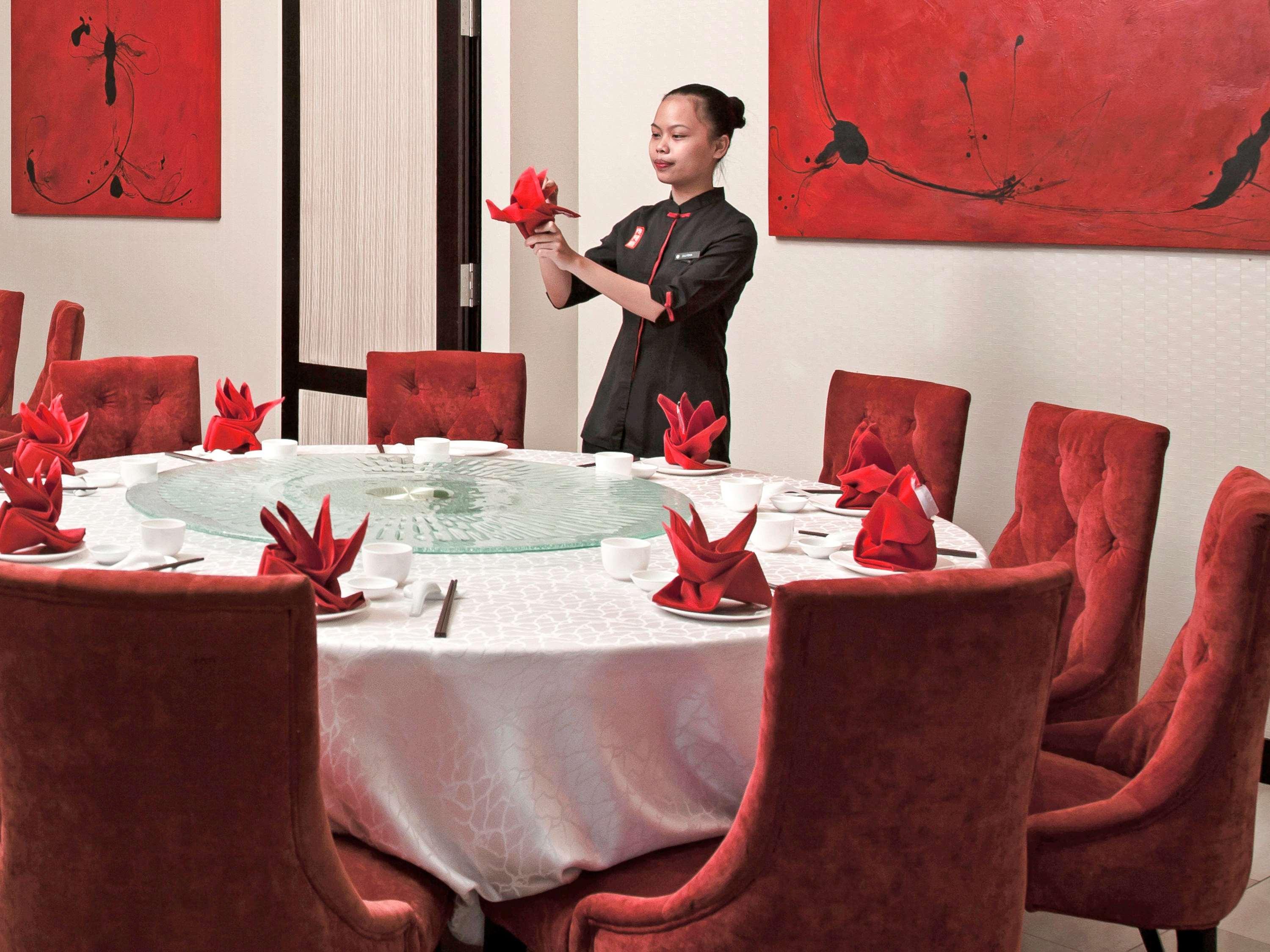 Hotel Pullman Kuching Extérieur photo A restaurant in Hanoi