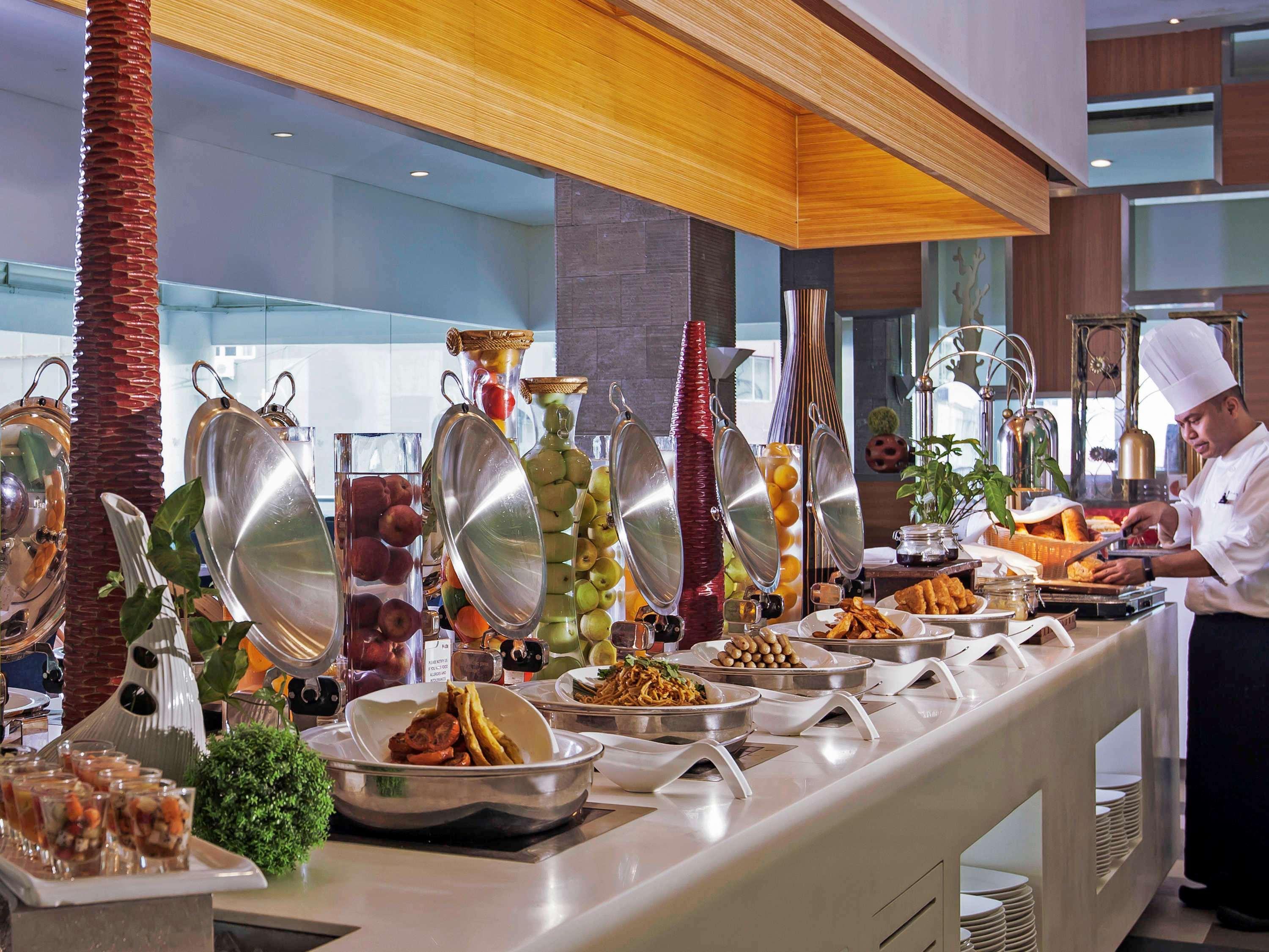 Hotel Pullman Kuching Extérieur photo A buffet at a hotel