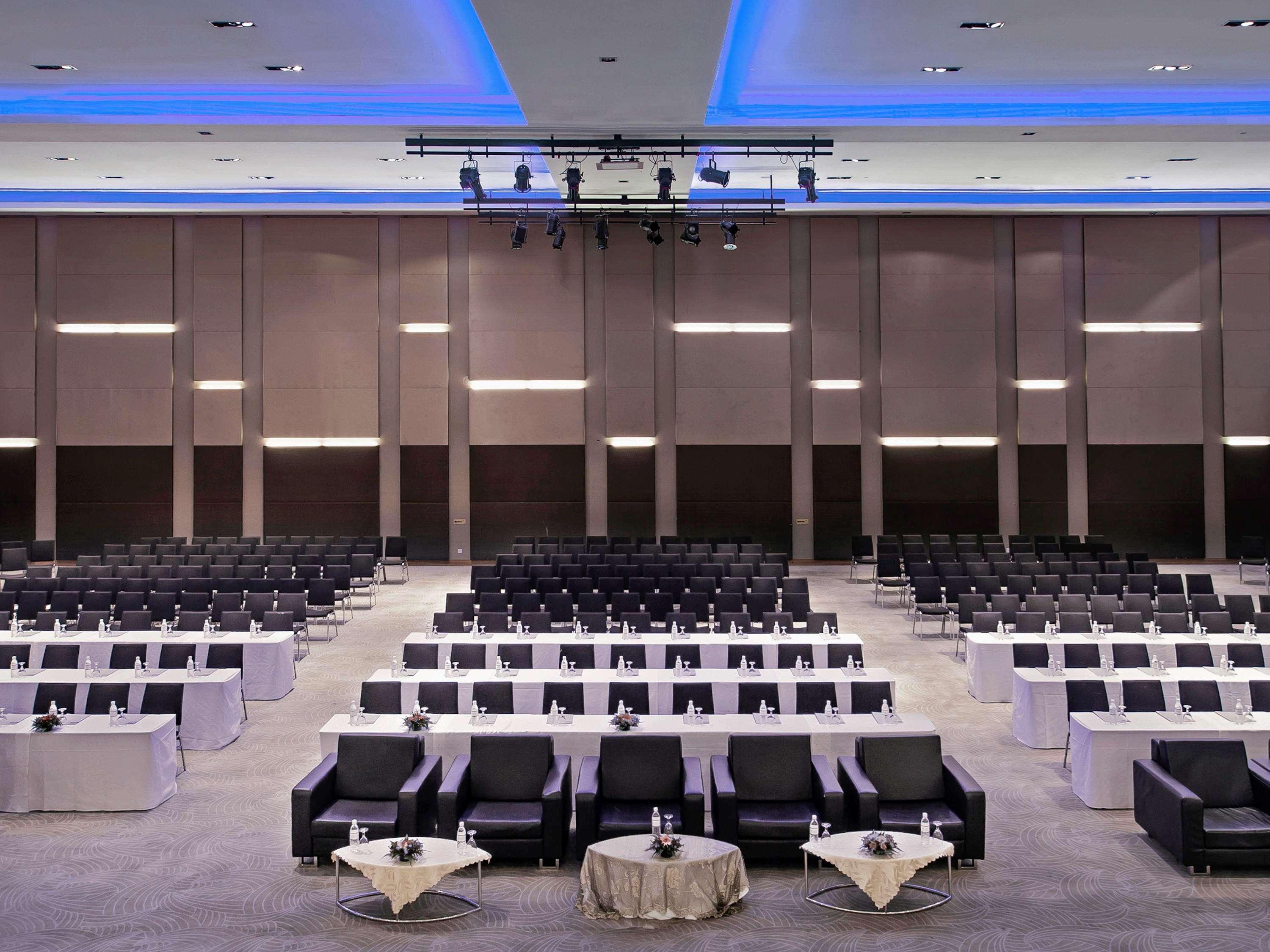 Hotel Pullman Kuching Extérieur photo The conference hall
