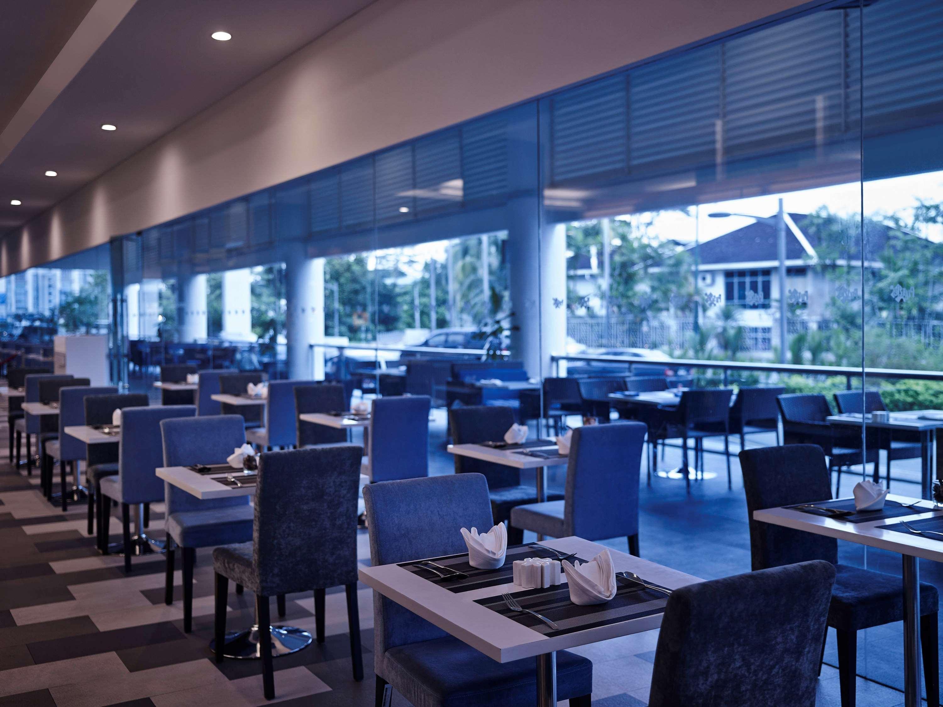 Hotel Pullman Kuching Extérieur photo The restaurant at the airport