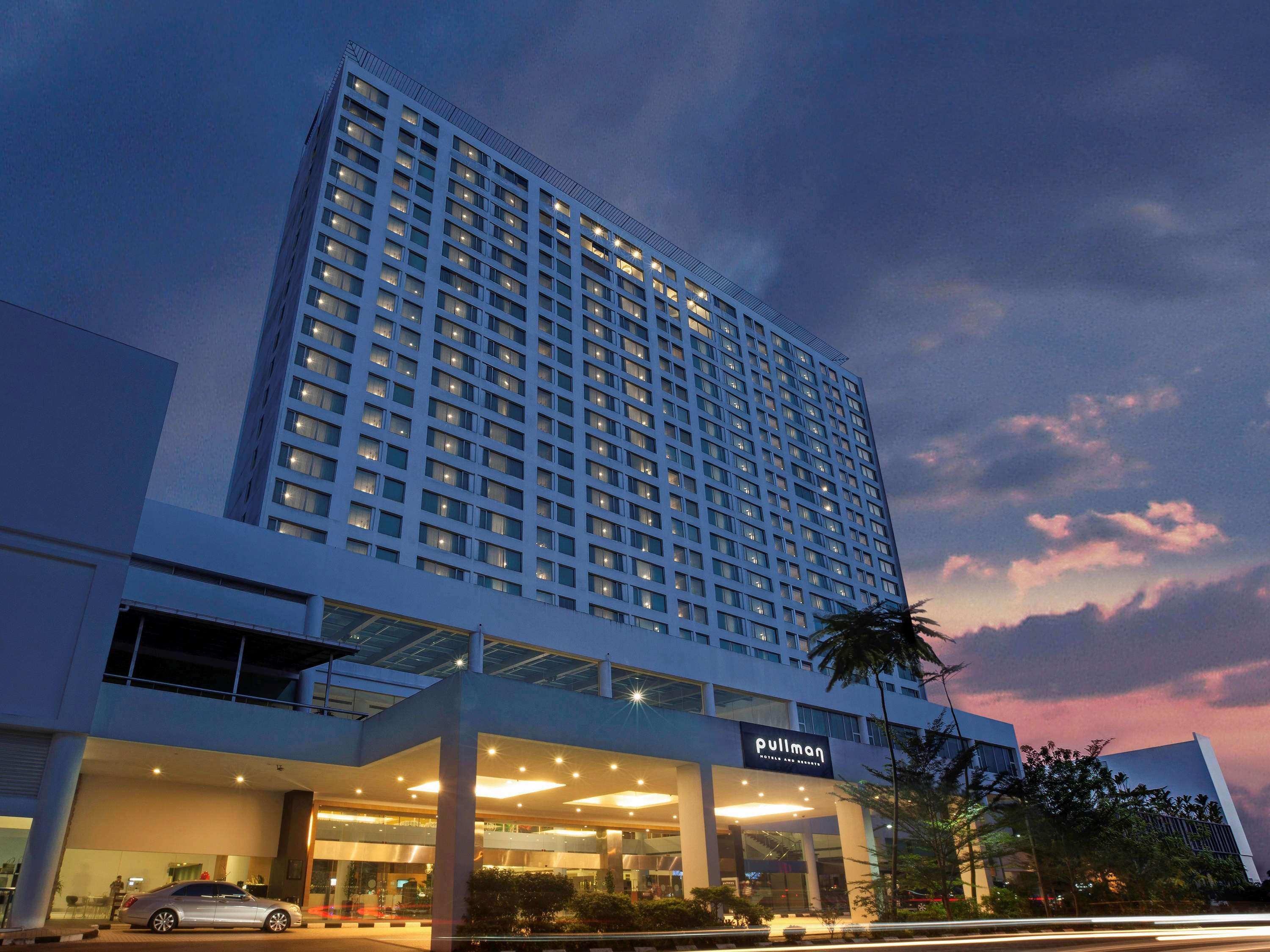 Hotel Pullman Kuching Extérieur photo The hotel at dusk