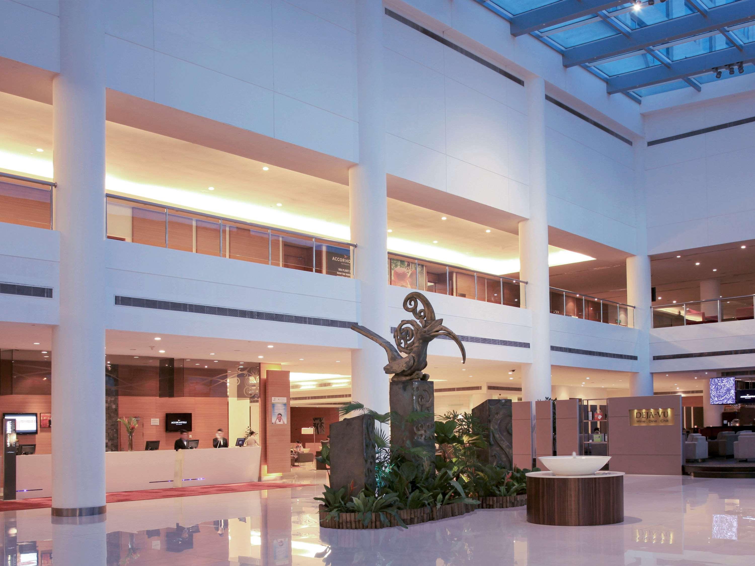 Hotel Pullman Kuching Extérieur photo The lobby of the hotel