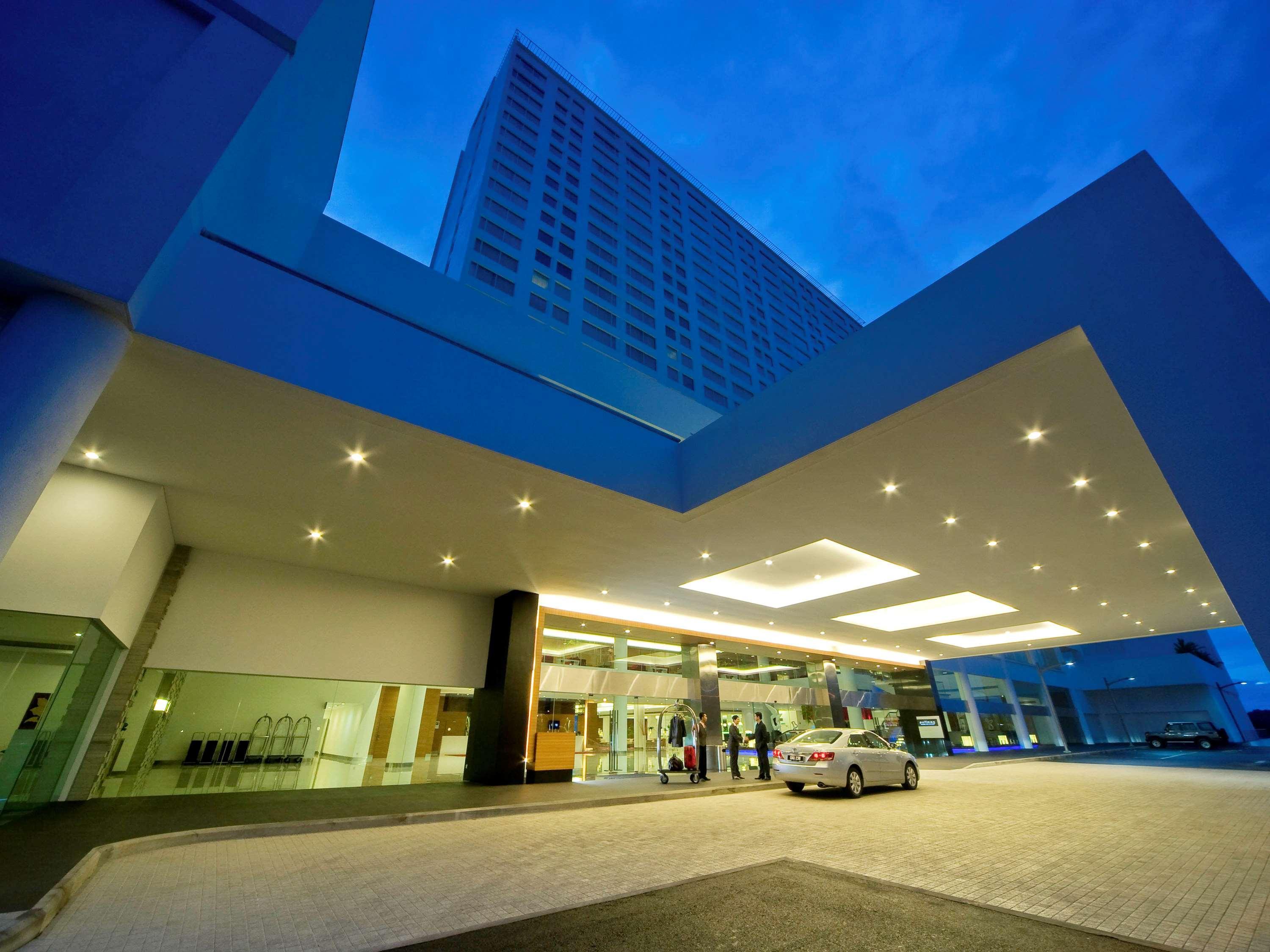 Hotel Pullman Kuching Extérieur photo The hotel's main entrance
