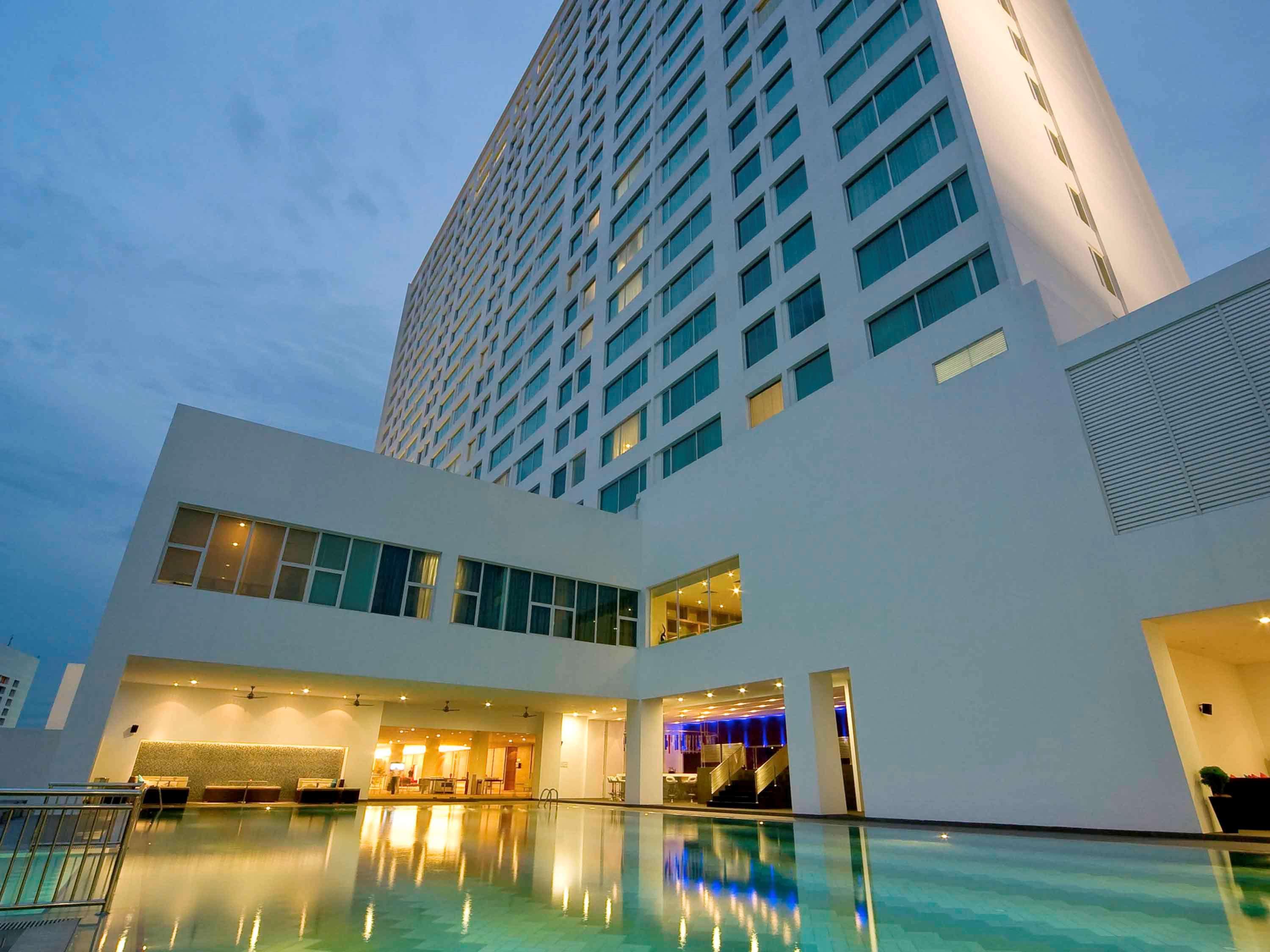Hotel Pullman Kuching Extérieur photo The hotel's swimming pool