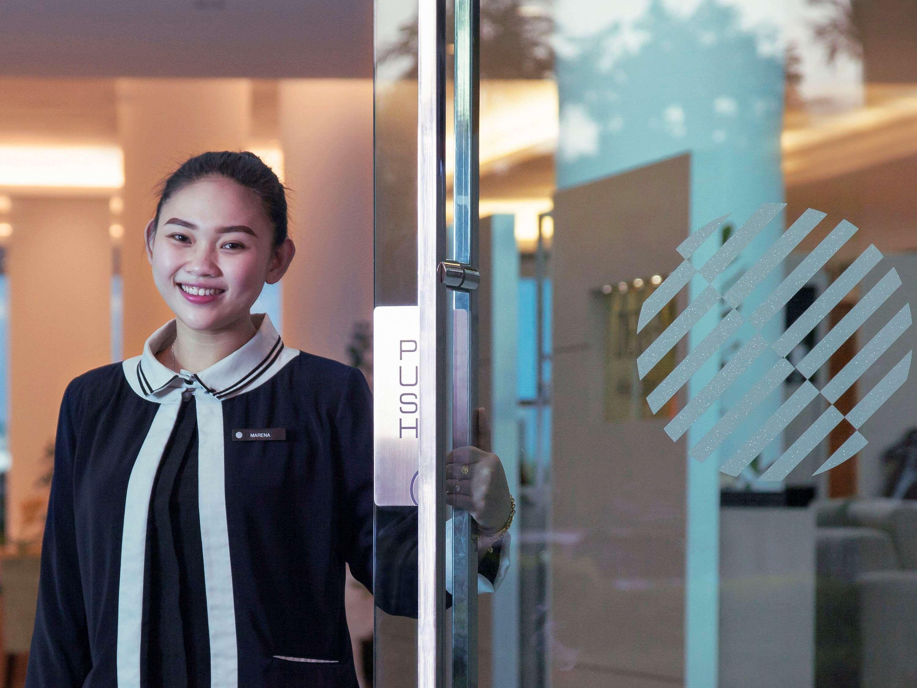 Hotel Pullman Kuching Extérieur photo A Thai woman working at a hotel