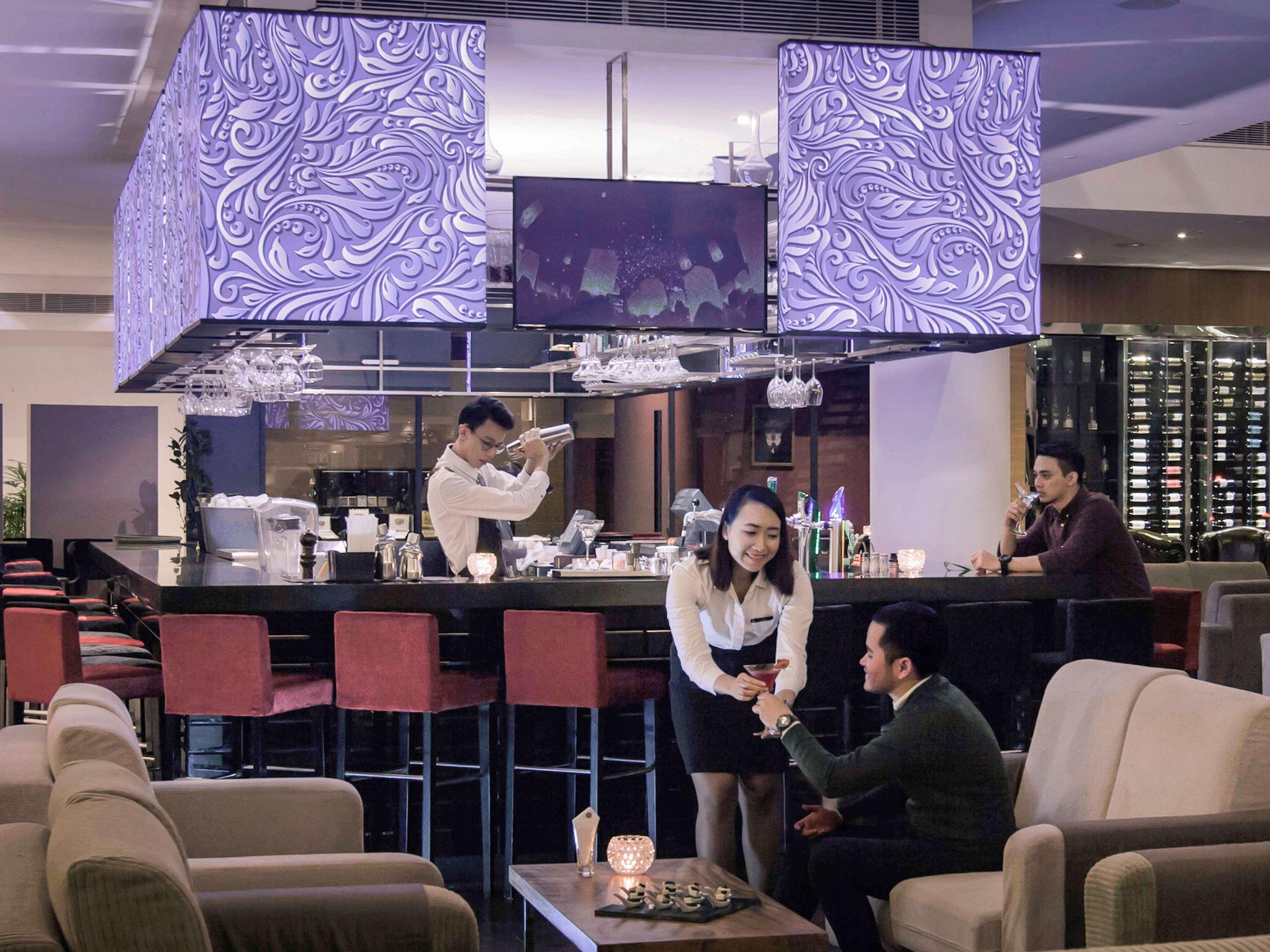 Hotel Pullman Kuching Extérieur photo The bar at the lounge