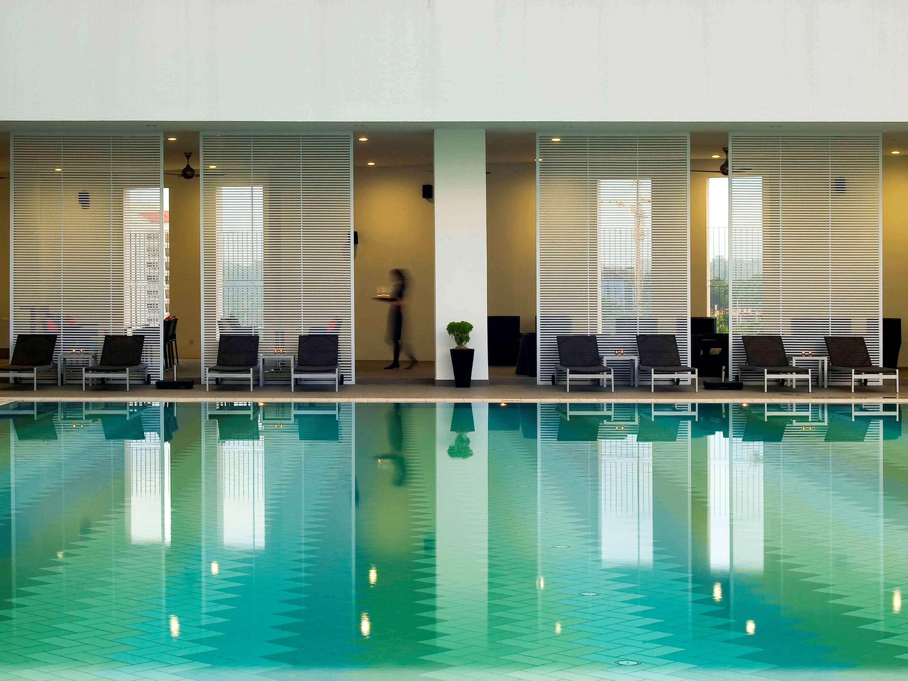 Hotel Pullman Kuching Extérieur photo The swimming pool at the hotel