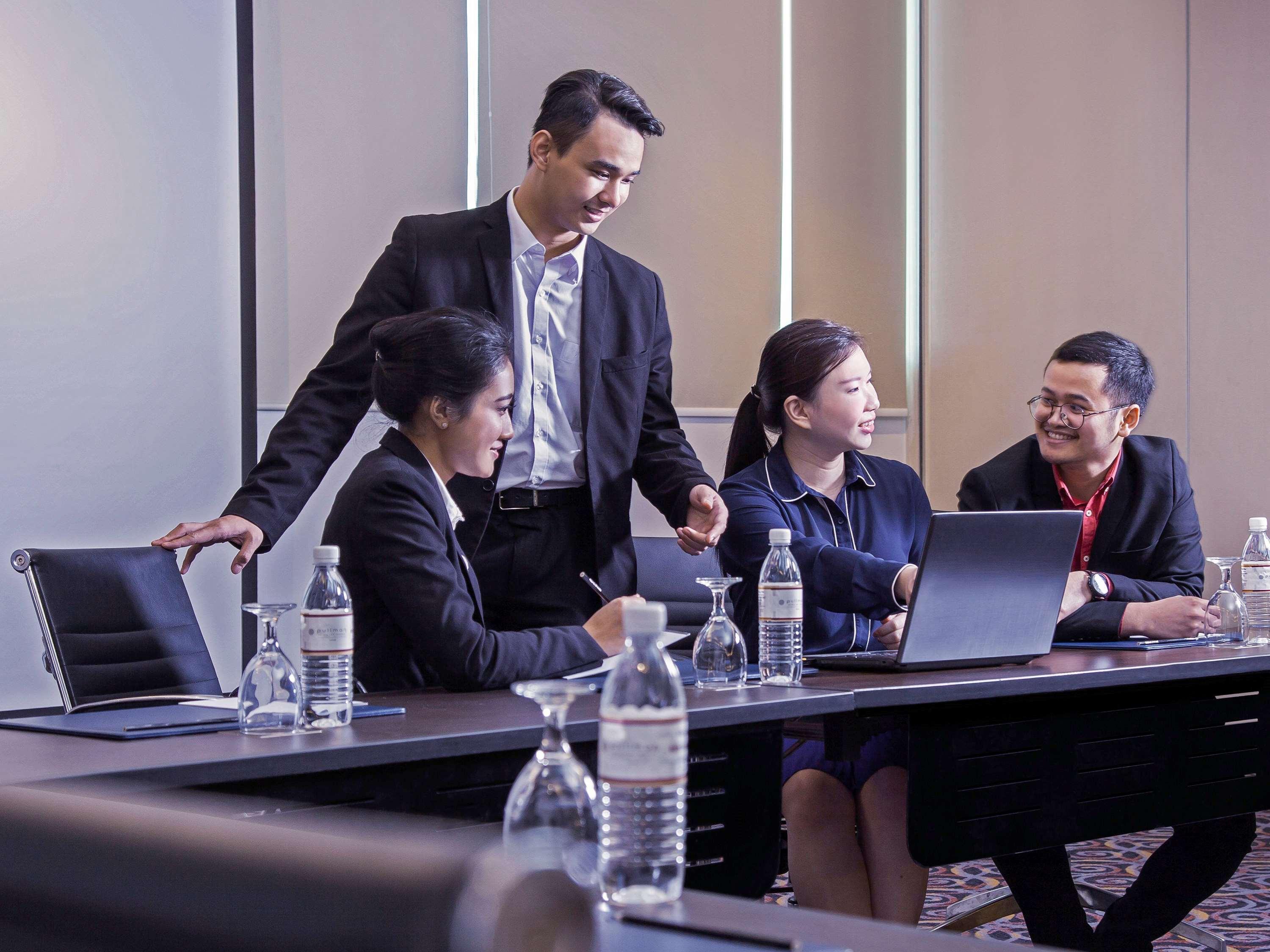 Hotel Pullman Kuching Extérieur photo A meeting in progress