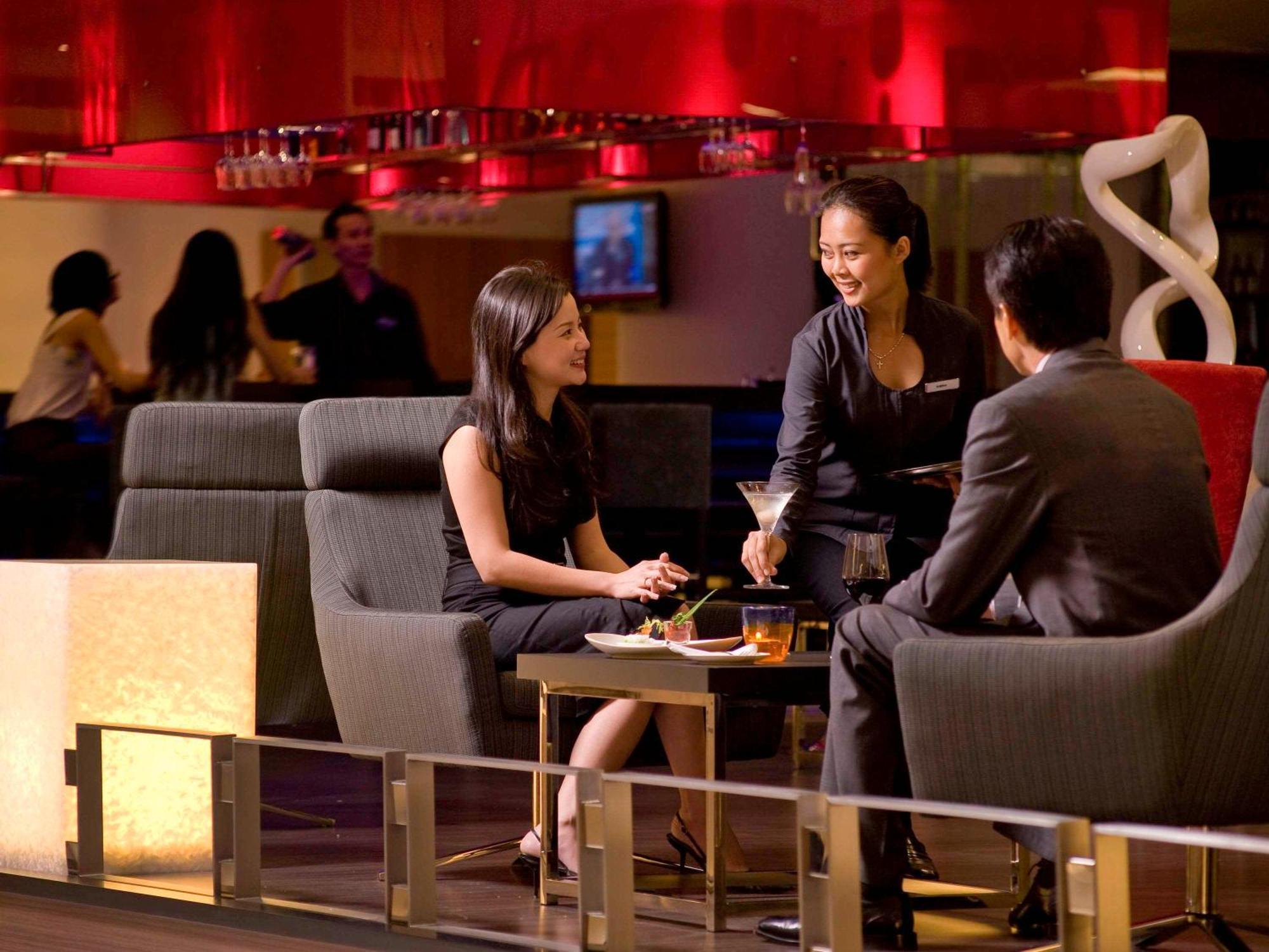 Hotel Pullman Kuching Extérieur photo The Red Box