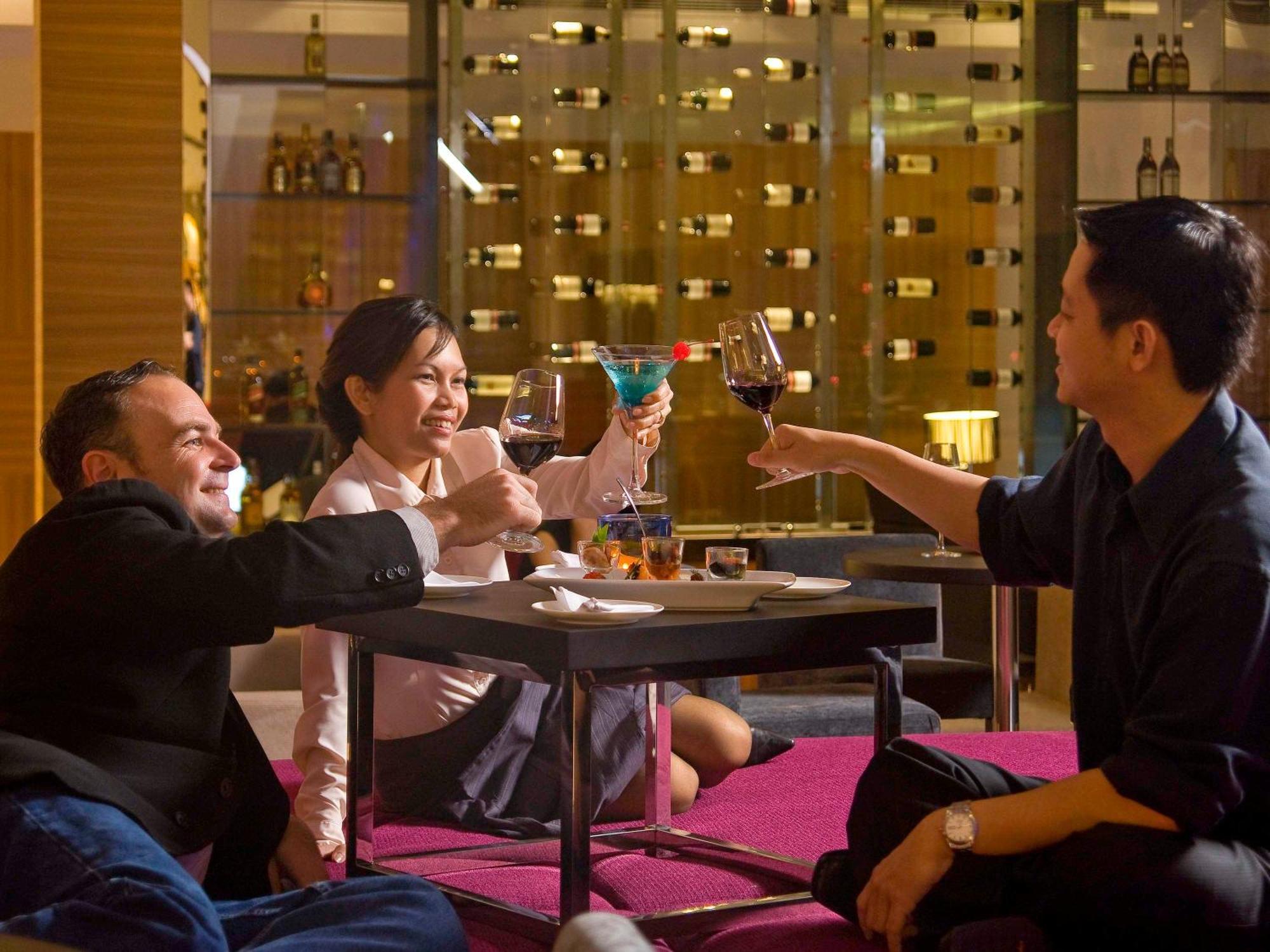 Hotel Pullman Kuching Extérieur photo The Wine Bar