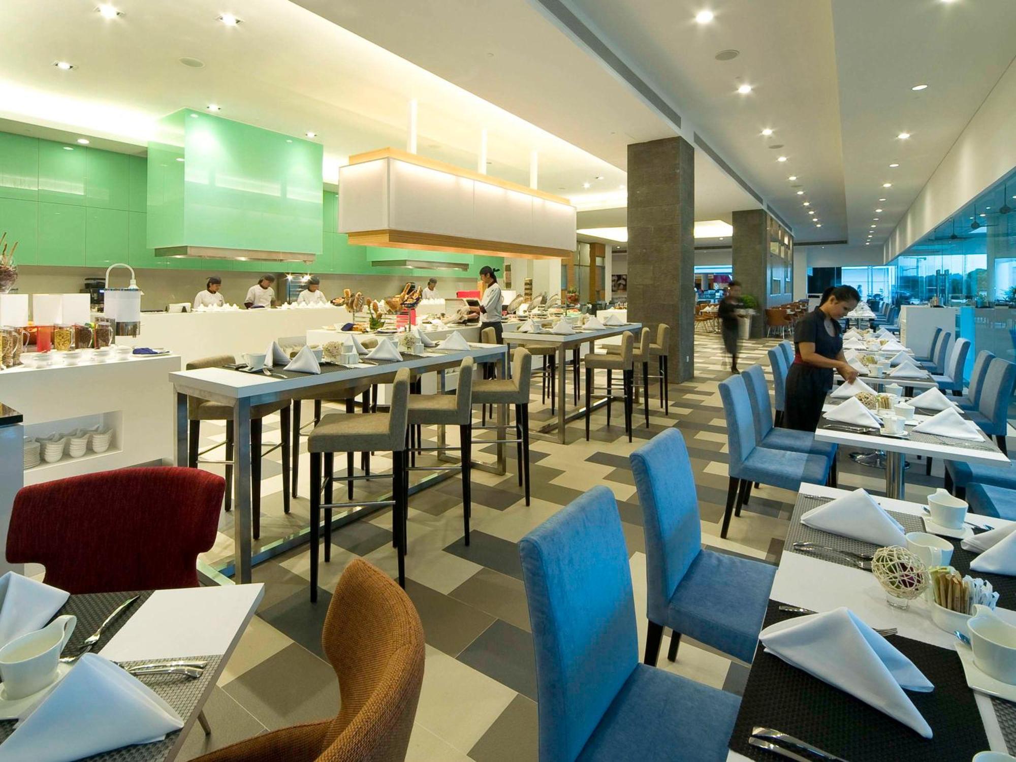 Hotel Pullman Kuching Extérieur photo The buffet at the lobby
