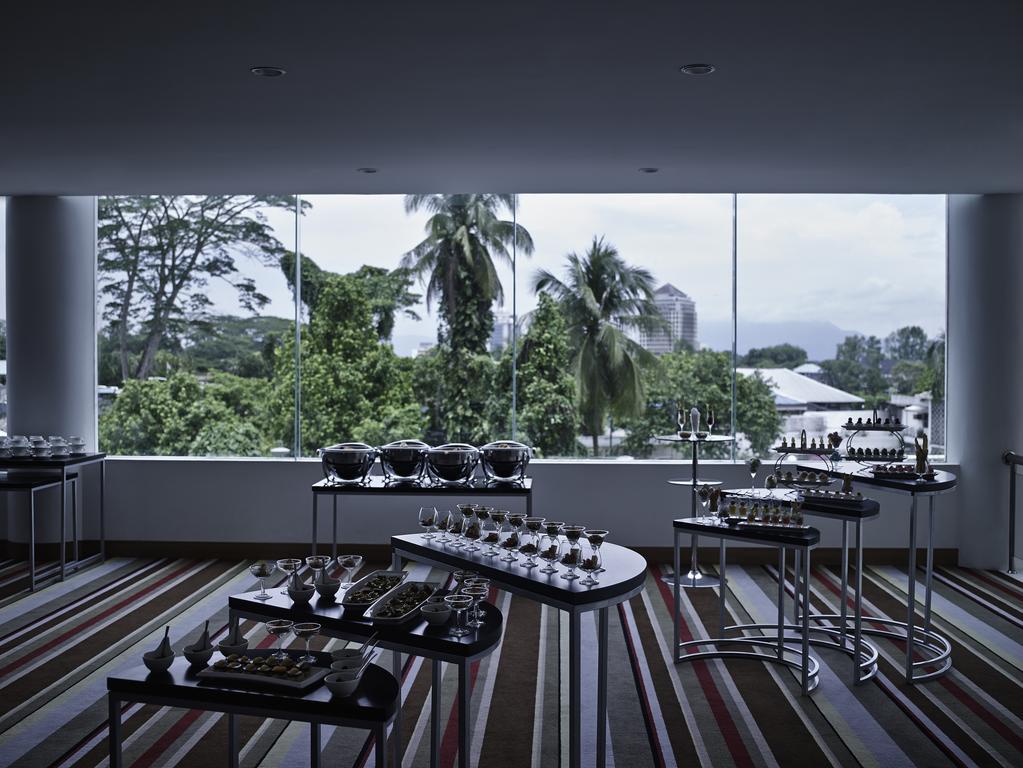 Hotel Pullman Kuching Extérieur photo The interior of the restaurant