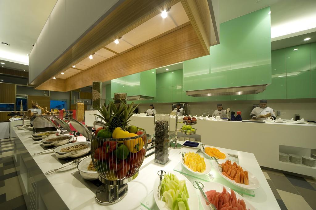 Hotel Pullman Kuching Restaurant photo A buffet at a hotel