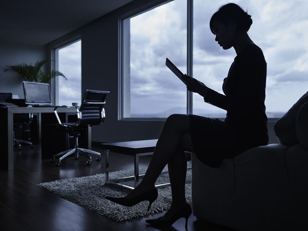 Hotel Pullman Kuching Extérieur photo A woman working in a dark office