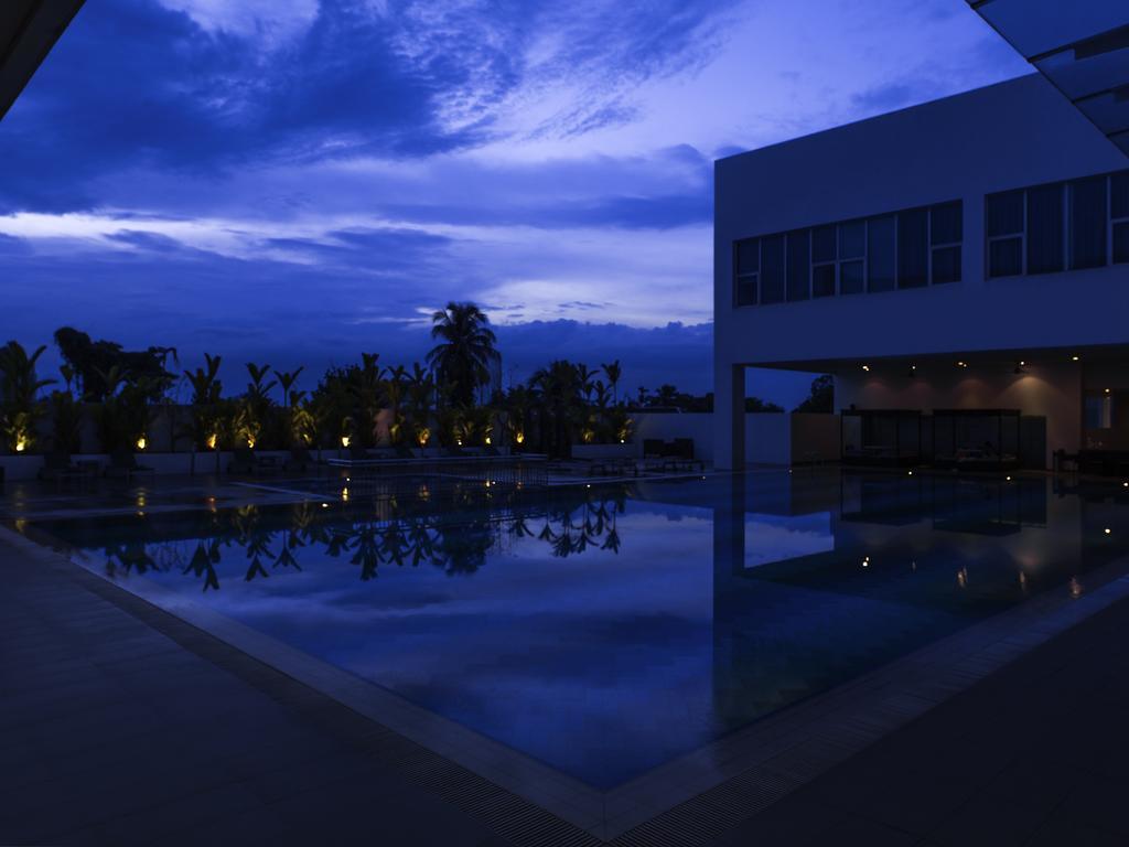Hotel Pullman Kuching Extérieur photo The pool at the hotel