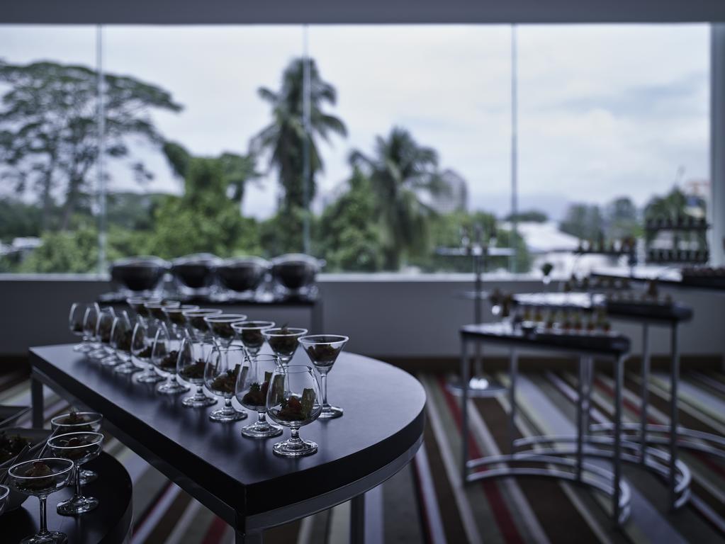 Hotel Pullman Kuching Extérieur photo The bar at the 101 bar