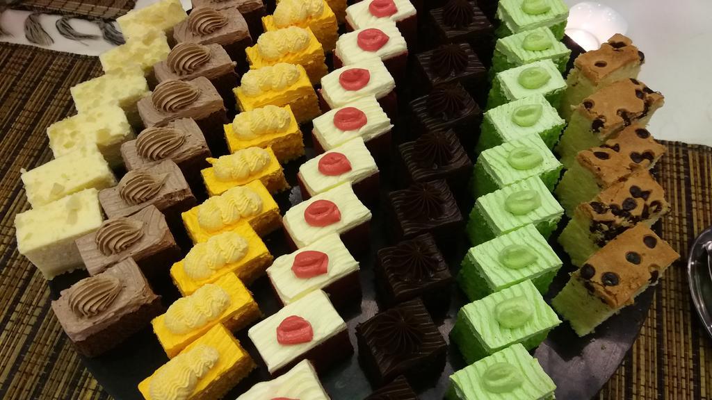 Hotel Pullman Kuching Extérieur photo Petit fours