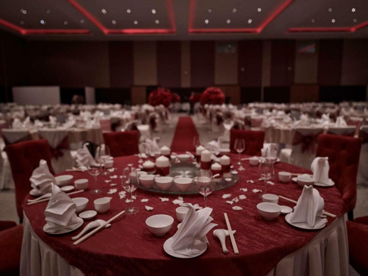 Hotel Pullman Kuching Extérieur photo A typical table setting at a Chinese wedding banquet