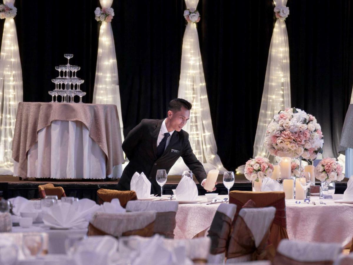Hotel Pullman Kuching Extérieur photo A restaurant manager at work