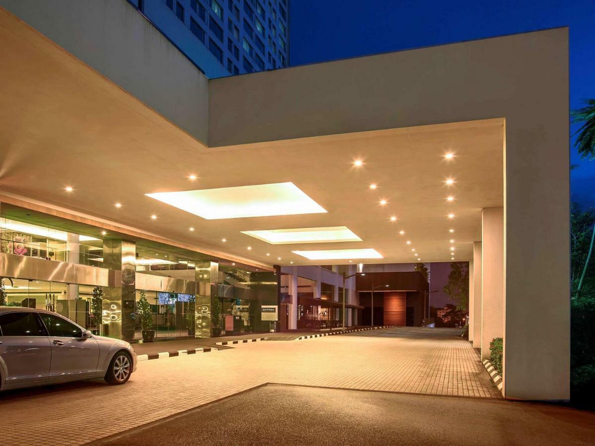Hotel Pullman Kuching Extérieur photo Entrance